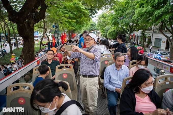 Hanoi increases free holiday double-decker buses - 1 Hanoi increases free holiday double-decker buses - 1