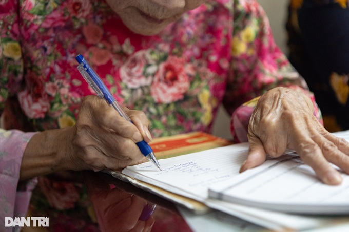 Elderly take English classes - 12