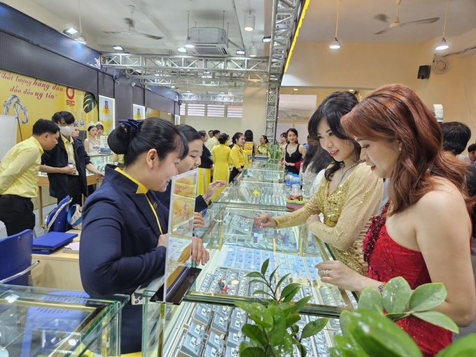 Vietnam International Jewellery Fair opens in HCM City - 1 Vietnam International Jewellery Fair opens in HCM City - 1