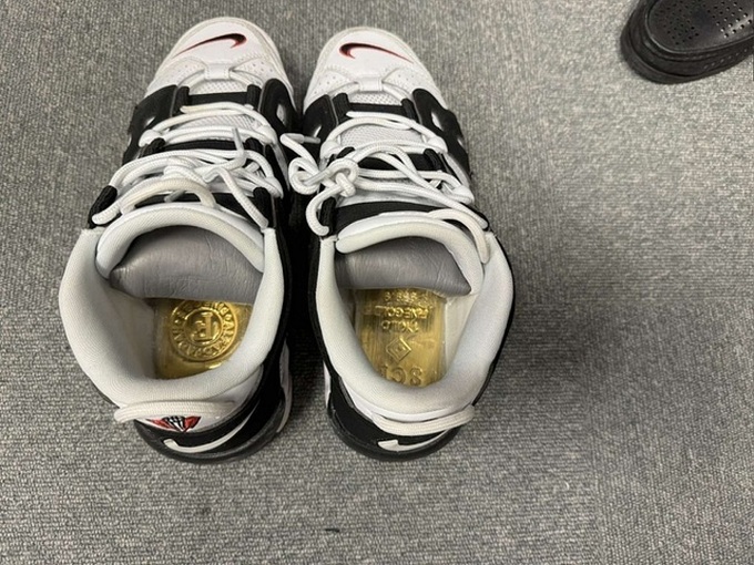 Man found smuggling gold into Vietnam - 1 Man found smuggling gold into Vietnam - 1