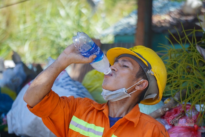 Many Vietnamese localities struggling scorching heat - 4