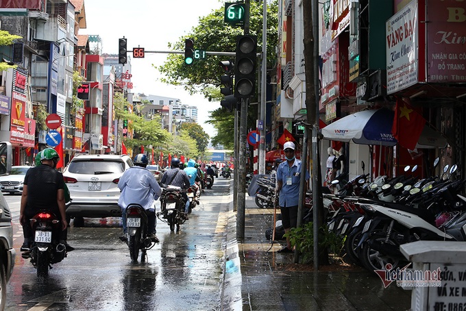 Many Vietnamese localities struggling scorching heat - 1