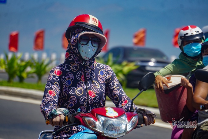 Many Vietnamese localities struggling scorching heat - 3