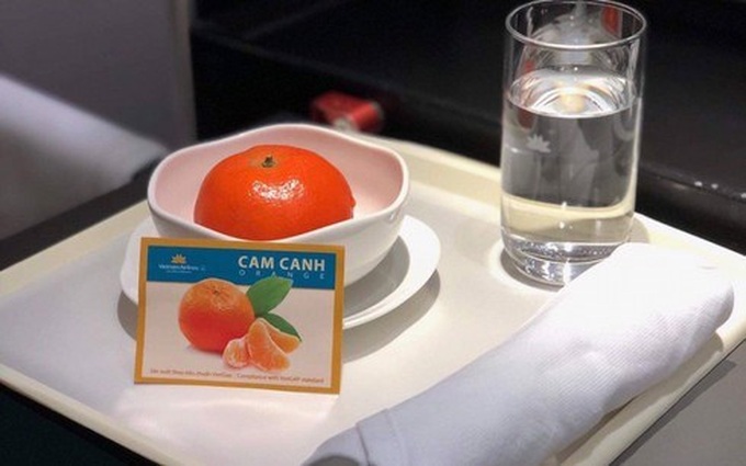 Vietnam Airlines serves passengers Canh oranges - 1