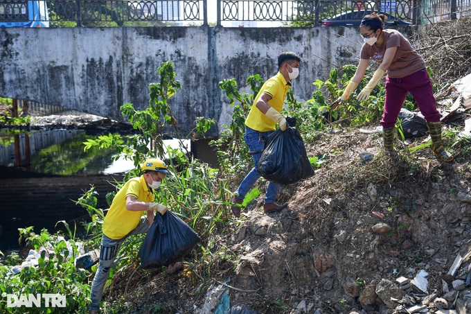 Hanoi’s young volunteers collect rubbish - 10 Hanoi’s young volunteers collect rubbish - 10