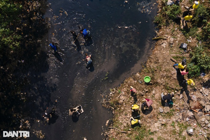 Hanoi’s young volunteers collect rubbish - 5 Hanoi’s young volunteers collect rubbish - 5