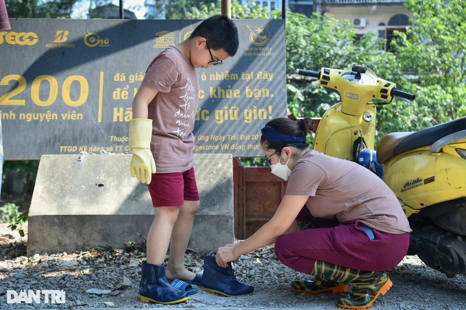 Hanoi’s young volunteers collect rubbish - 9 Hanoi’s young volunteers collect rubbish - 9