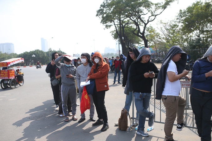 Football fans queue up for Vietnam-Thailand AFF Cup Final - 1 Football fans queue up for Vietnam-Thailand AFF Cup Final - 1