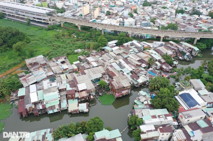 Life in ramshackle houses along HCM City canal - 1