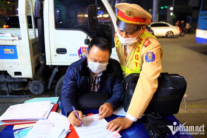 Hanoi police tighten control over drivers’ blood alcohol concentration - 3