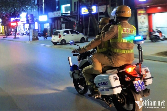 Hanoi police tighten control over drivers’ blood alcohol concentration - 1
