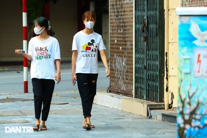 Many people in Hanoi fined for social distancing violations - 6
