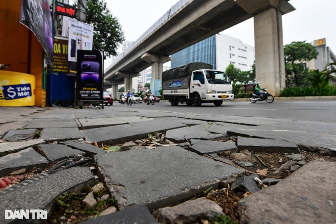 Hanoi pavements deteriorate despite stone paving - 2 Hanoi pavements deteriorate despite stone paving - 2