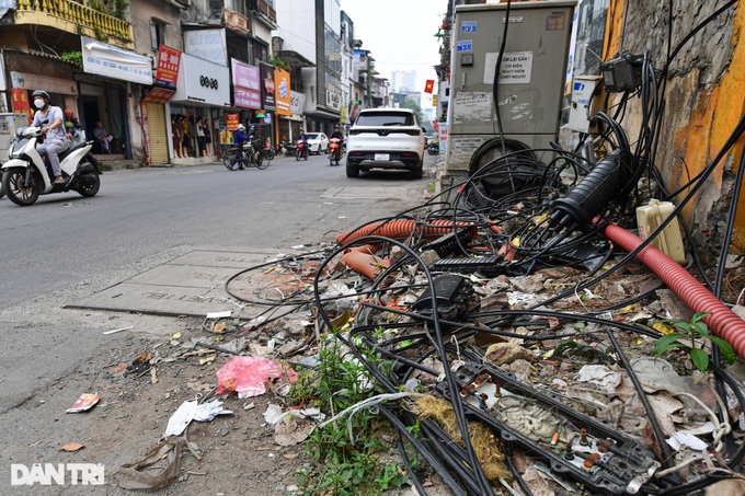 Hanoi pavements deteriorate despite stone paving - 8 Hanoi pavements deteriorate despite stone paving - 8
