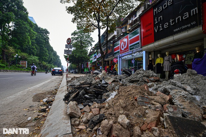 Hanoi pavements deteriorate despite stone paving - 7 Hanoi pavements deteriorate despite stone paving - 7