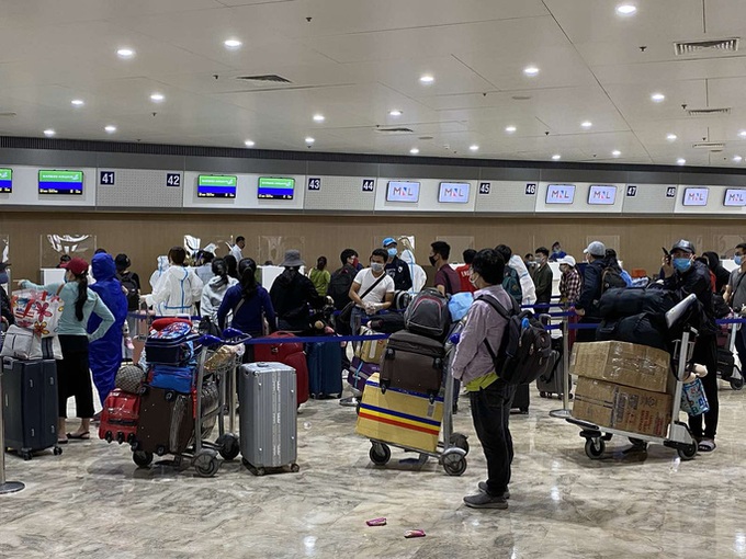 Nearly 200 Vietnamese citizens brought home from the Philippines - 1