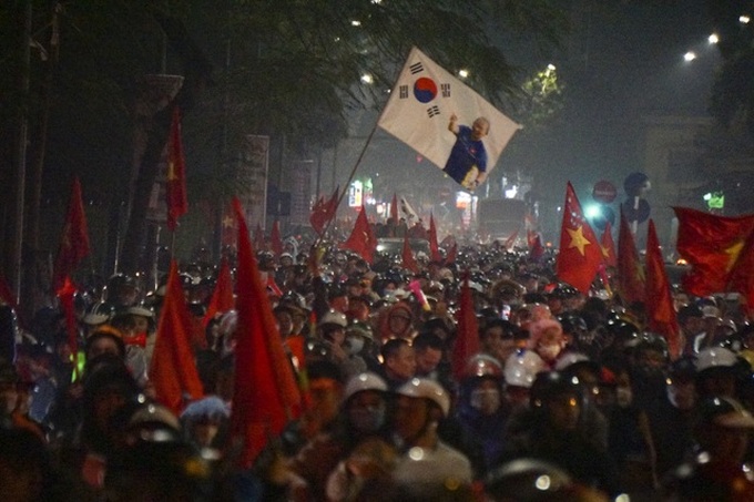 Football fans flood streets to celebrate Vietnam's historic SEA Games gold medal - 5 Football fans flood streets to celebrate Vietnam's historic SEA Games gold medal - 5