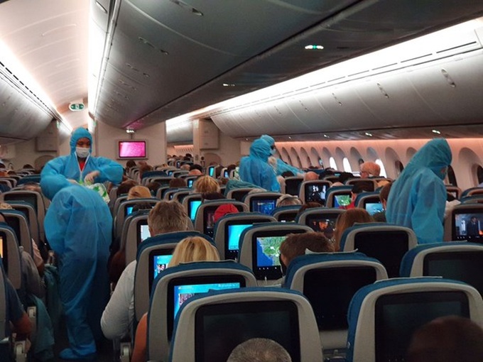 More than 300 Vietnamese citizens brought home safely - 1