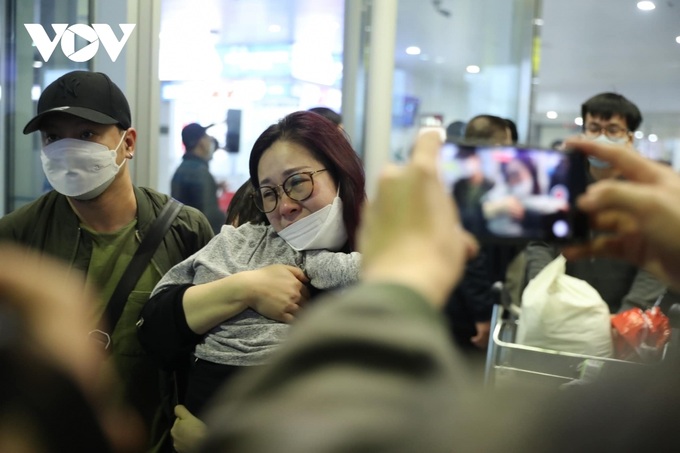 Two more repatriation flights for Vietnamese expatriates in Ukraine - 1