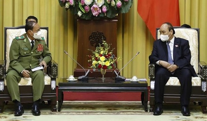 President Nguyen Xuan Phuc receives Lao Minister of Public Security - 1