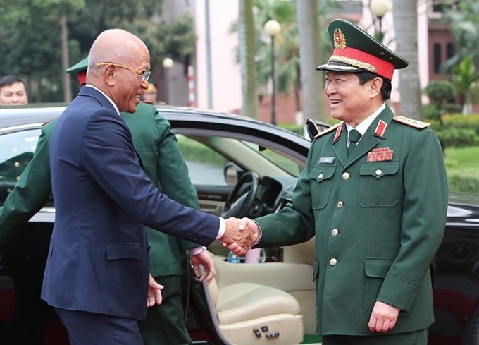 Philippine defence secretary pays official visit to Vietnam - 1