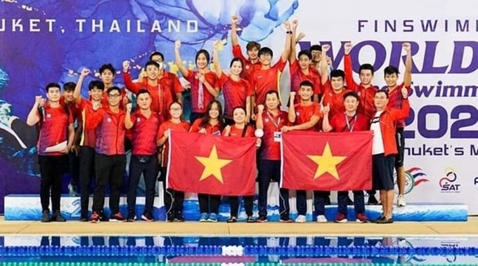 Vietnam ranks first at Finswimming World Cup Round Swimming Pool 2022 - 1
