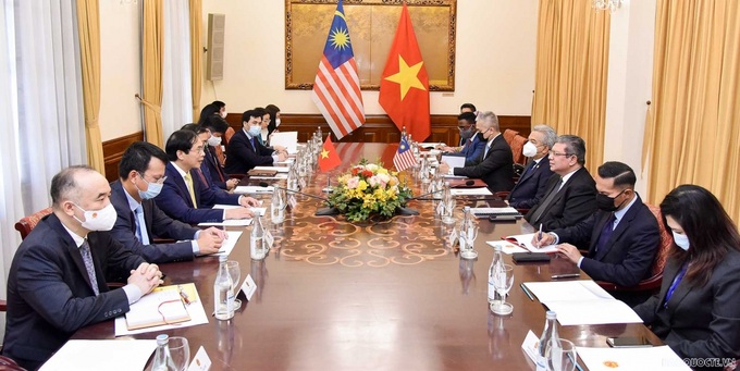 Vietnam, Malaysia FMs hold talks in Hanoi - 1