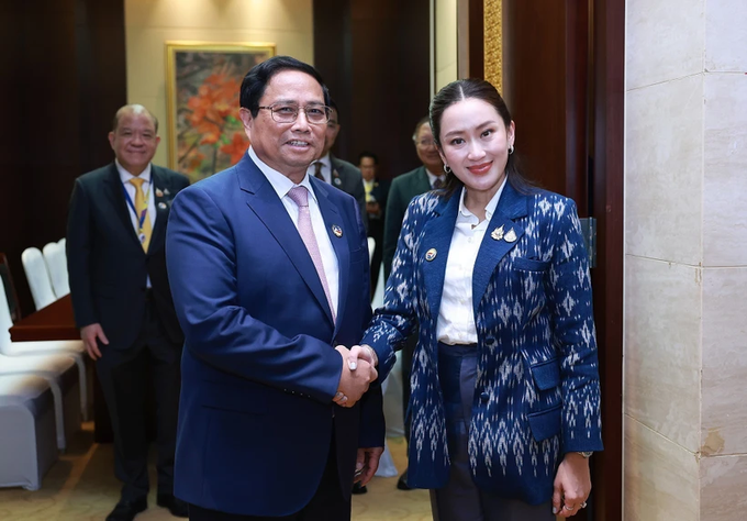 Vietnamese, Thai PMs meet on sidelines of ASEAN Summits in Laos - 1