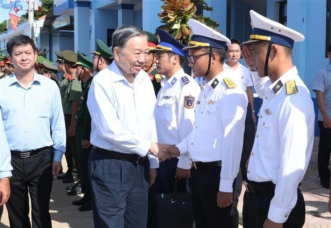 Top leader visits frontline island in Quang Tri - 1 Top leader visits frontline island in Quang Tri - 1