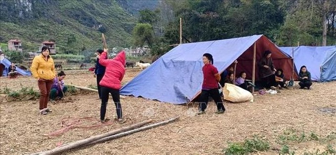 People sleep outside after Cao Bang earthquakes - 1 People sleep outside after Cao Bang earthquakes - 1
