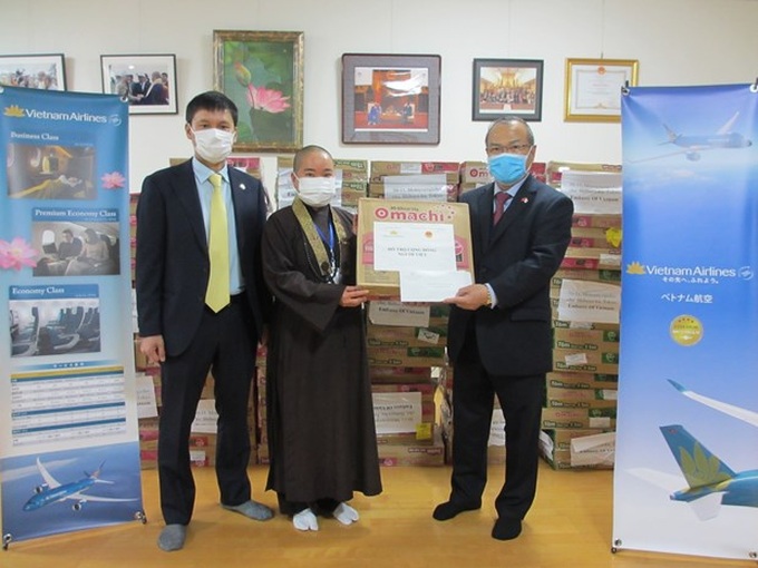 Embassy in Japan supporting Vietnamese citizens affected by COVID-19 - 1