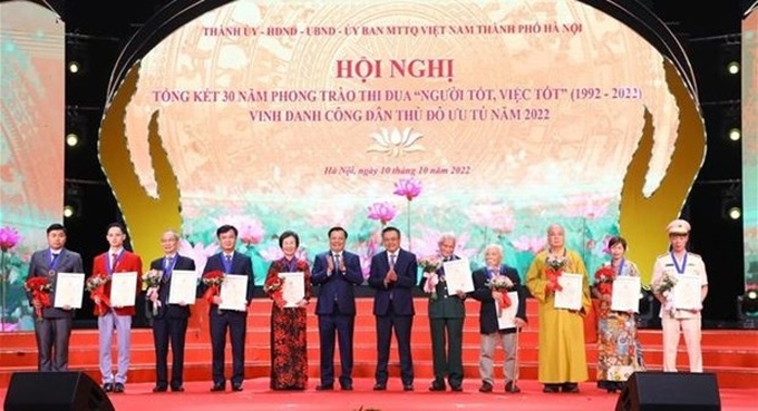 Hanoi honours ten outstanding citizens - 1
