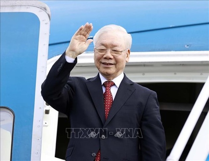 Party General Secretary leaves on visit to China - 1