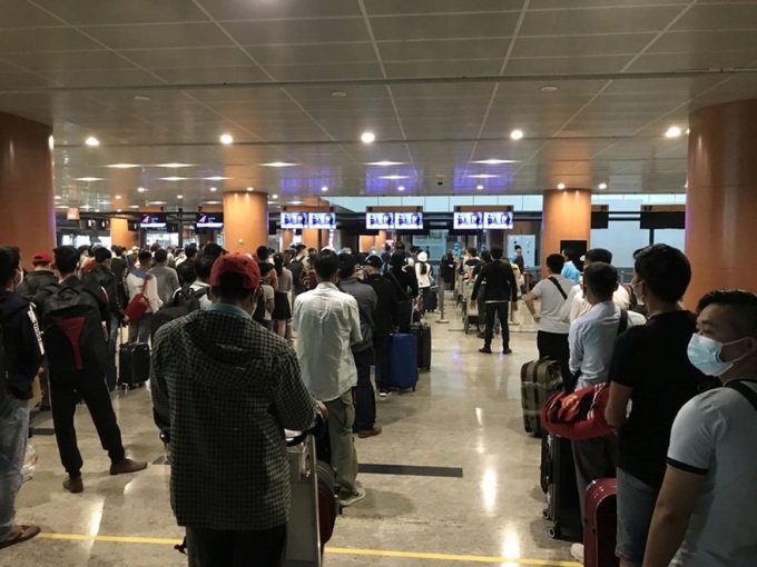 COVID-19: Three flights bring back 690 VN citizens from overseas - 1