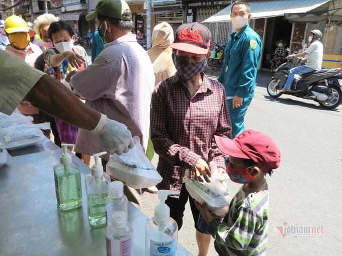 Restaurant owners offer free meals to poor people - 5 Restaurant owners offer free meals to poor people - 5