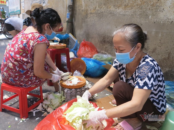 Restaurant owners offer free meals to poor people - 4 Restaurant owners offer free meals to poor people - 4
