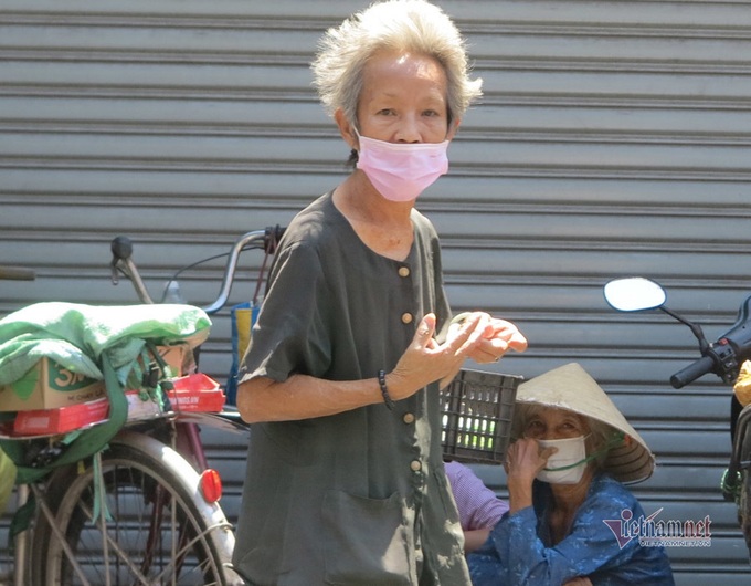 Restaurant owners offer free meals to poor people - 2 Restaurant owners offer free meals to poor people - 2