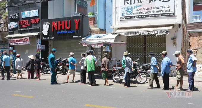 Restaurant owners offer free meals to poor people - 6 Restaurant owners offer free meals to poor people - 6