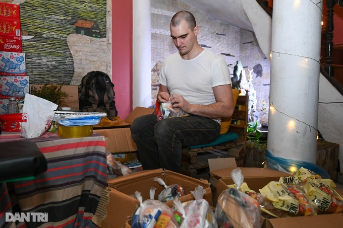 British man provides help to Hanoi's homeless people - 1 British man provides help to Hanoi's homeless people - 1