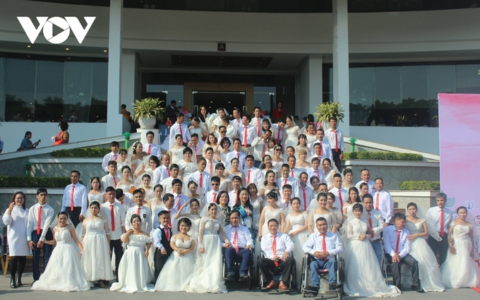 46 needy couples hold special mass wedding in Hanoi - 1