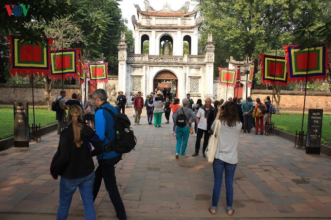 Temple of Literature protects visitors amid coronavirus - 1