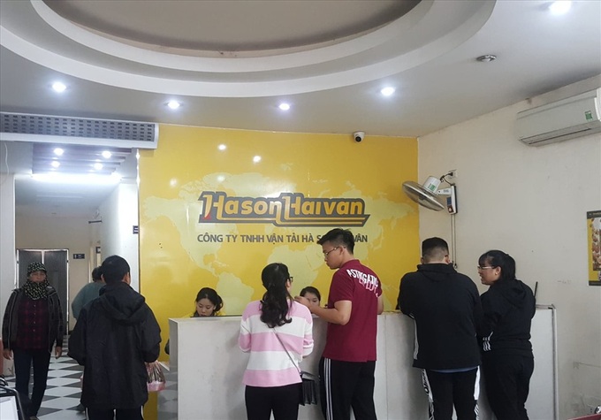 People rush to buy Tet coach tickets - 2