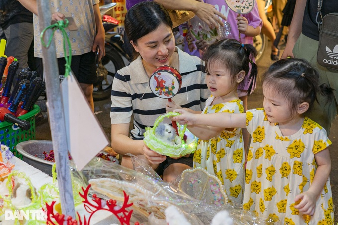 Mid-Autumn atmosphere covers Hanoi street - 3