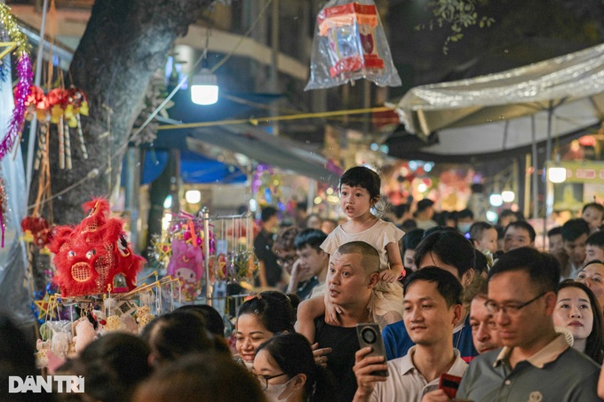 Mid-Autumn atmosphere covers Hanoi street - 6