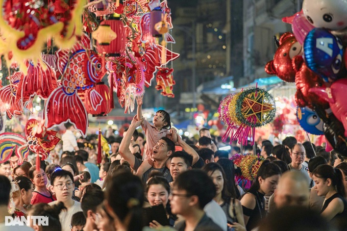 Mid-Autumn atmosphere covers Hanoi street - 5