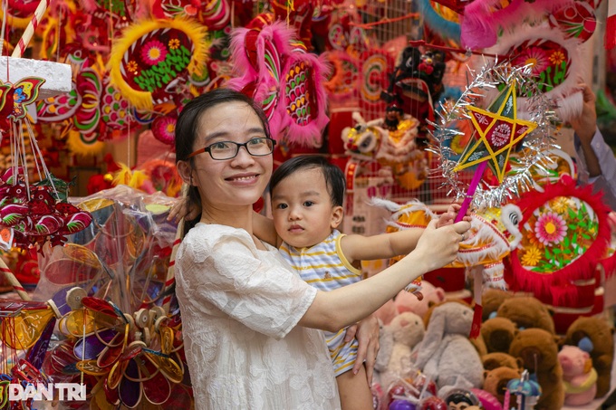 Mid-Autumn atmosphere covers Hanoi street - 4