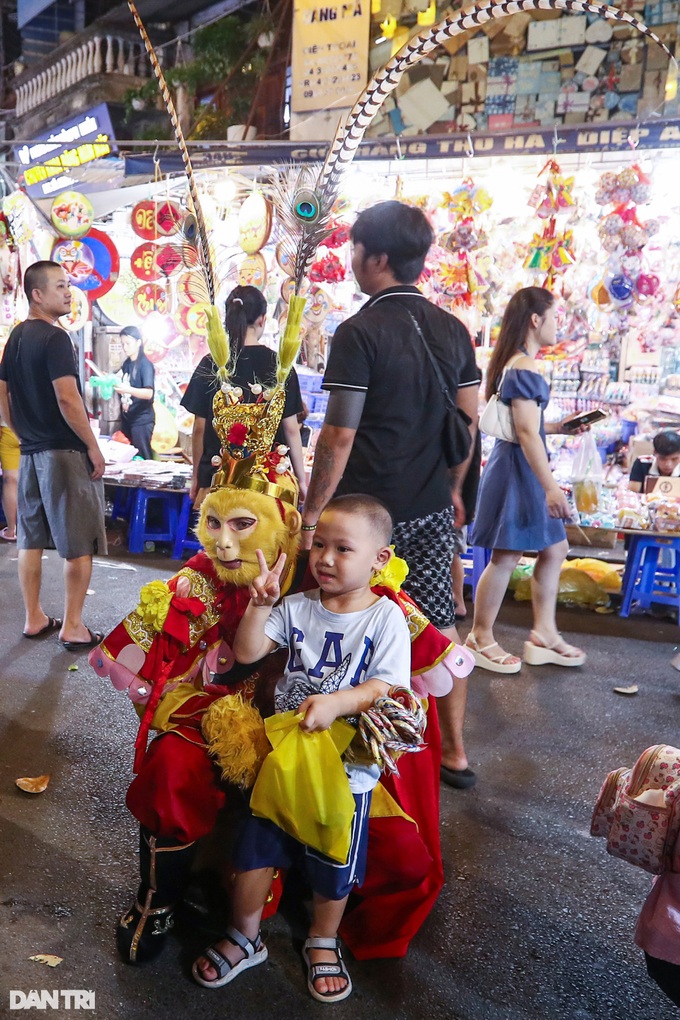 Mid-Autumn atmosphere covers Hanoi street - 8