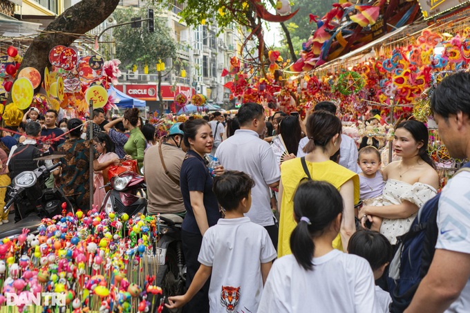 Mid-Autumn atmosphere covers Hanoi street - 1