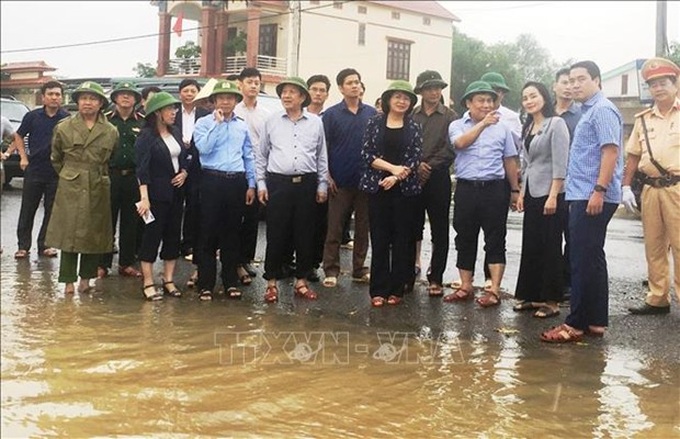 Vice President presents gifts to flood victims in Quang Binh province - 1