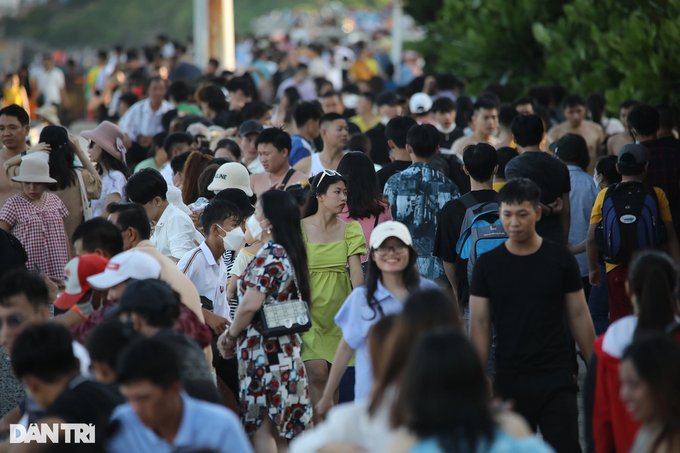Crowded Vung Tau Beach on National Day Holiday - 2 Crowded Vung Tau Beach on National Day Holiday - 2
